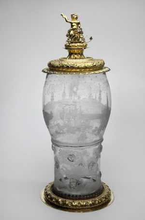 display-rummer-with-panorama-of-the-city-and-harbour-of-hamburg