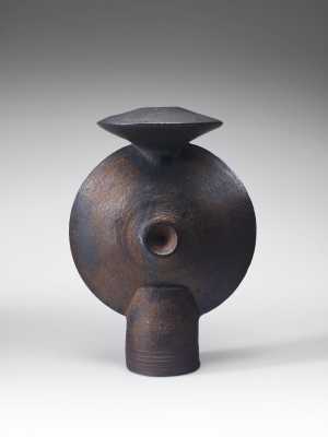 disc-shaped-bottle-on-foot