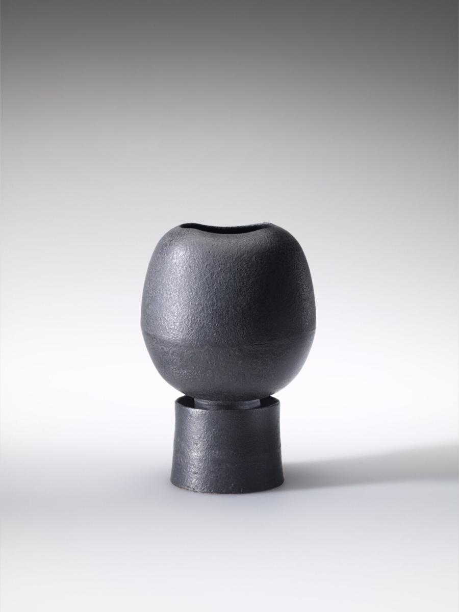 Spherical vase on cuff