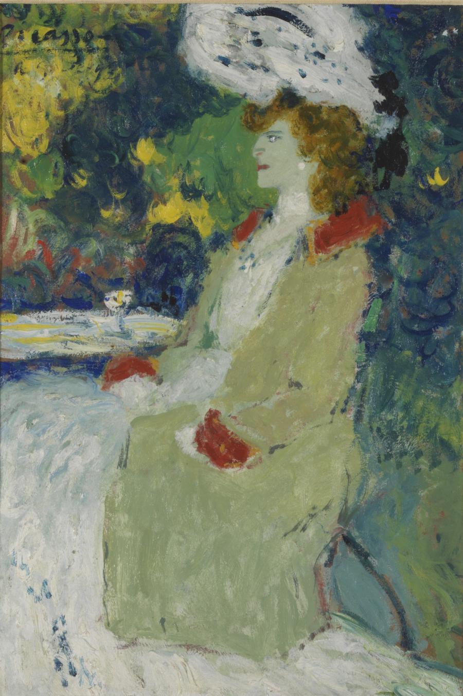 Femme assise à la terrasse d'un café 