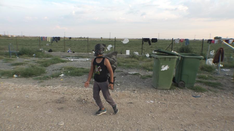 Good evening welcome to the people living in the camp (Goedenavond welkom aan de mensen die in het kamp wonen)