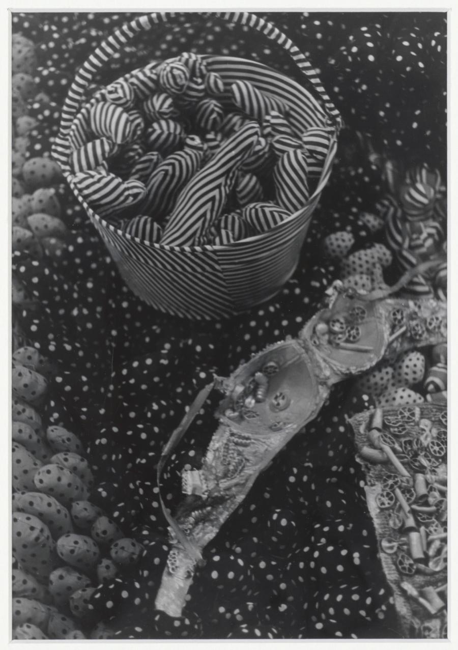 Foto van Yayoi Kusama's installatie 'Kitchen Utensils' (1963-1964)