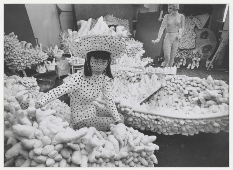 Foto van Yayoi Kusama in haar studio, New York, 1963