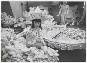 foto-van-yayoi-kusama-in-haar-studio-new-york-1963
