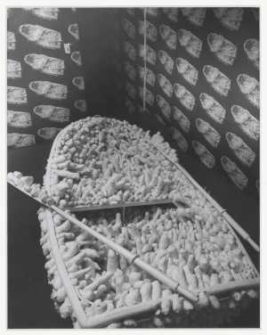 foto-van-yayoi-kusama-s-installatie-aggregation-one-thousand-boats-show-in-de-tentoonstelling-nul-1965-stedelijk-museum-amsterdam