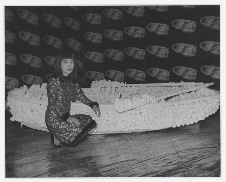 Foto van Yayoi Kusama's installatie 'Aggregation: One Thousand Boats Show' in de tentoonstelling 'Nul 1965', Stedelijk Museum Amsterdam, 1965