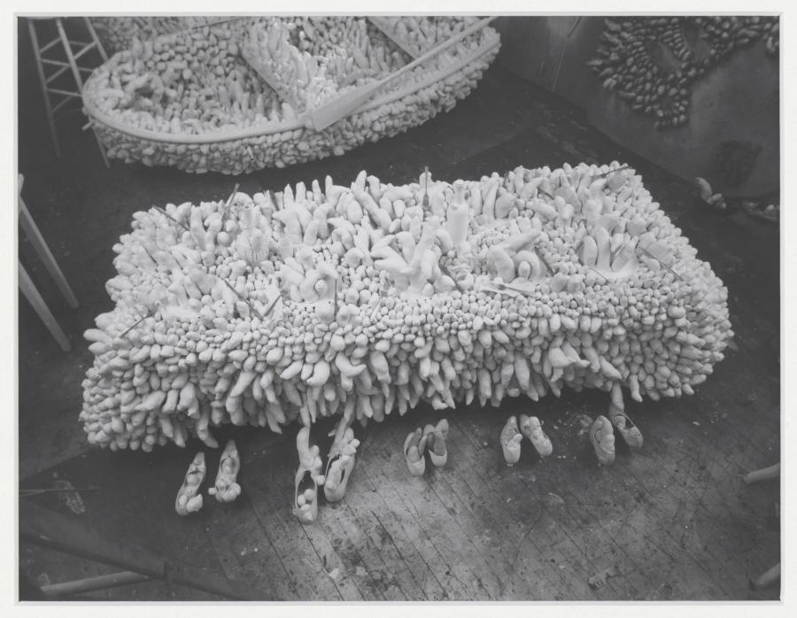Foto van Yayoi Kusama's 'Ten-Guest Table' (1963)