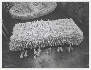 foto-van-yayoi-kusama-s-ten-guest-table-1963