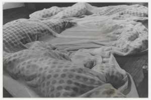 foto-van-yayoi-kusama-s-sex-washed-up-at-the-beach-1965-66