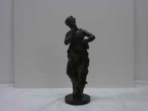 dancer-facing-right