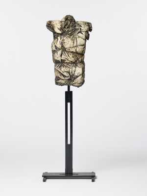 shirt-wrapped-on-tailor-mannequin-overhemd-gewikkeld-om-een-ledenpop