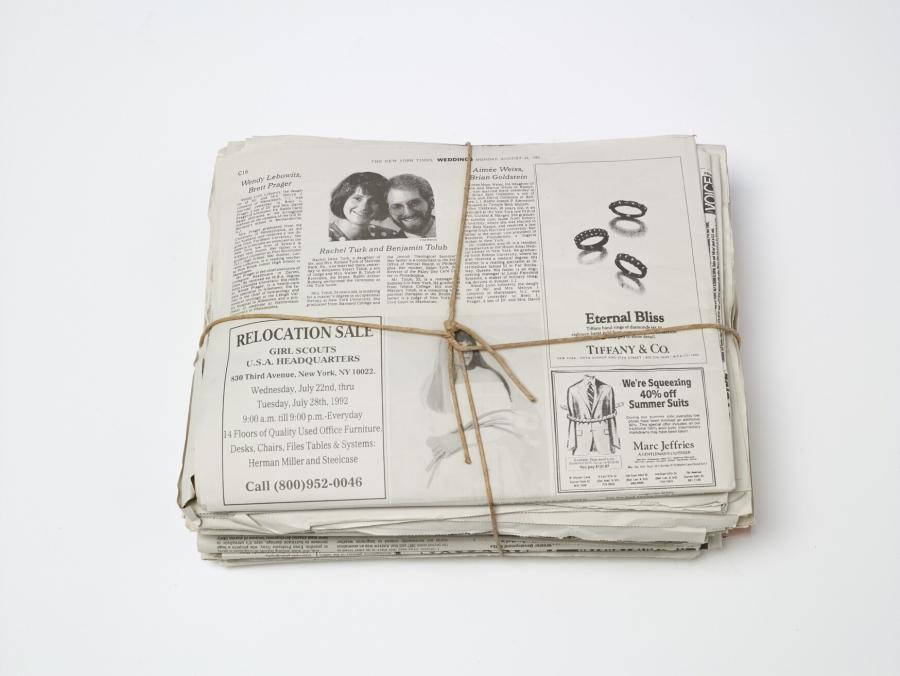 Newspaper (Relocation Sale/Wedding) (Krant (verplaatsings uitverkoop/trouwerij))