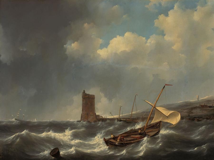 Woelige zee, rechts het strand met een vuurtoren