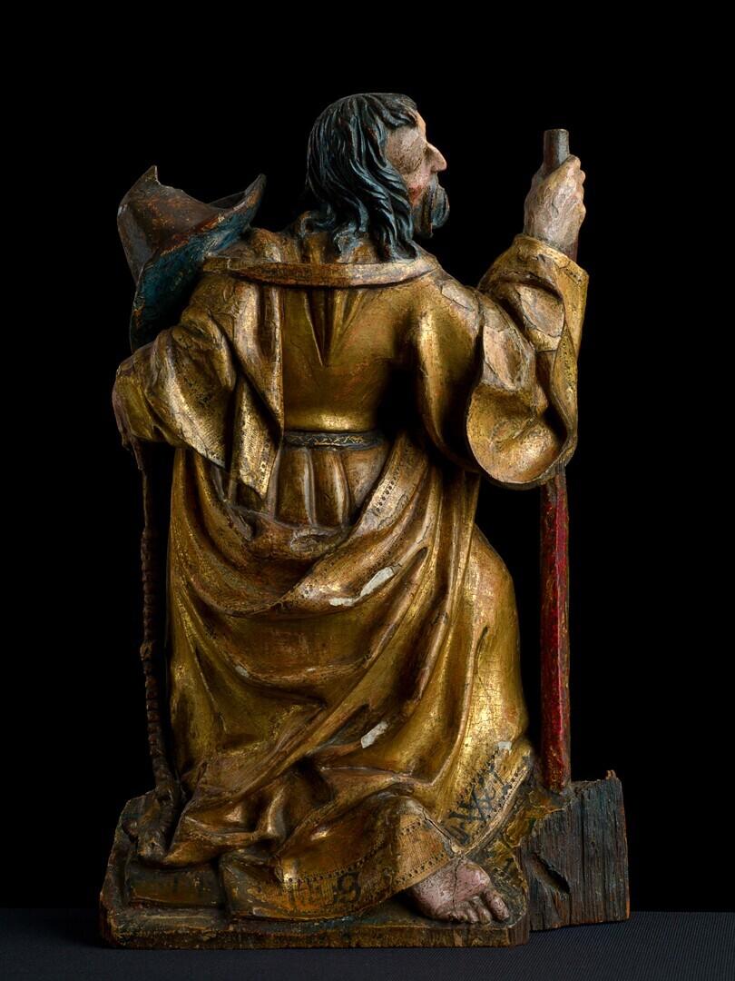 Kneeling Apostle