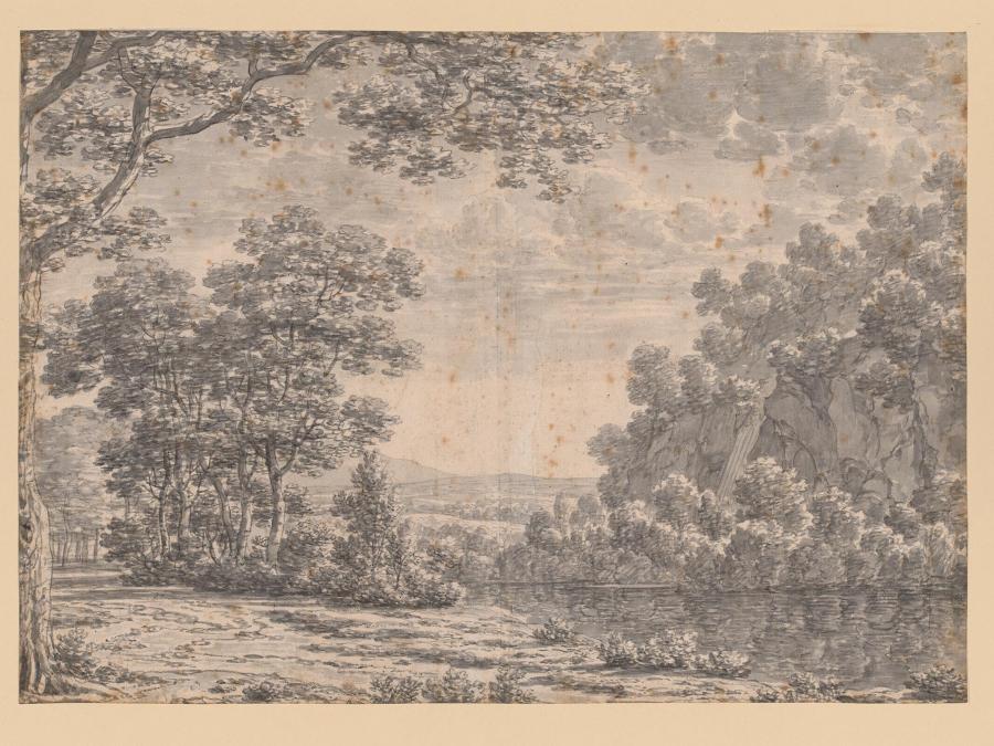 Heuvelland met bossen en water op de voorgrond