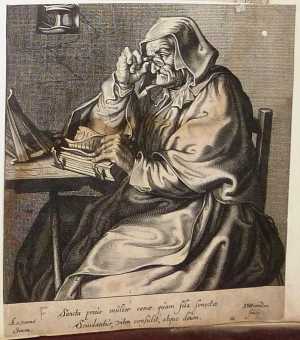 oude-vrouw-met-bril-gezeten-aan-een-tafel