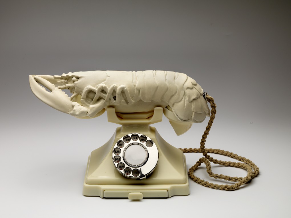 Salvador Dalí, White Aphrodisiac Telephone / Witte lustopwekkende telefoon, 1936. In samenwerking met Edward James, uitgevoerd door Green & Abbott. Kunststof, gips, olieverf, touw, metaal en papier, 20 x 32 x 15 cm. Museum Boijmans Van Beuningen, Rotterdam, inv.nr. BEK 1676 (MK). Voormalige collectie van Edward James.