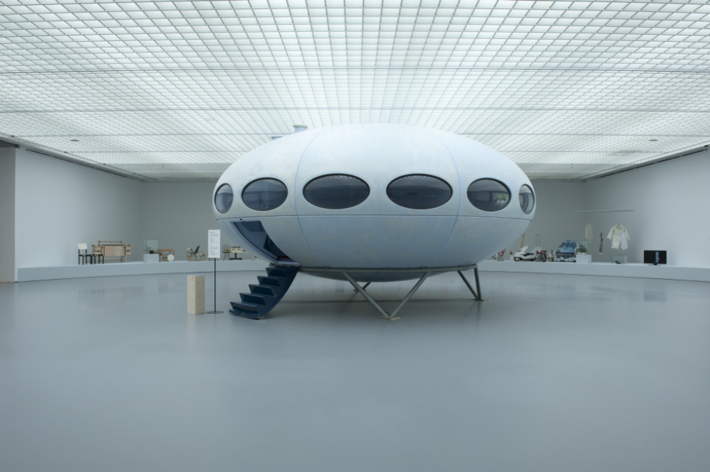 Matti Suuronen, Futuro, 1968, glasvezel versterkt polyester (GRP), kunststof, hout, metaal, ijzer, textiel, verf, rubber, porselein, tapijt, aankoop met steun van: BankGiro Loterij 2007