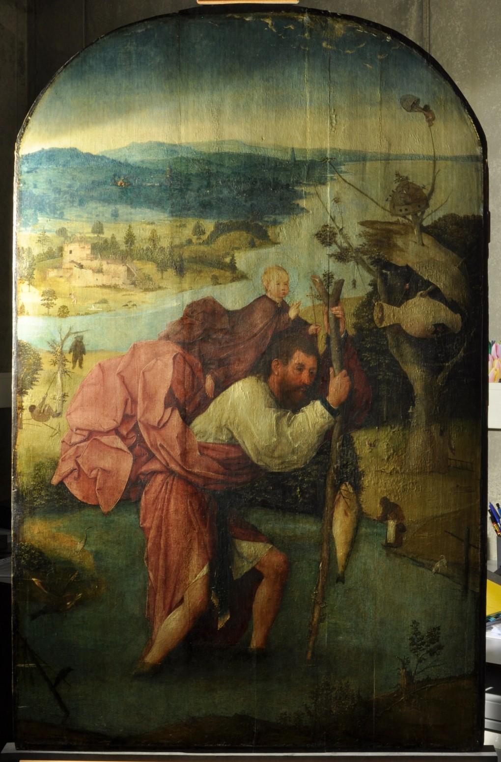 Door het strijklicht is hier de bladderende verf te zien: Jheronimus Bosch, De heilige Christoffel, 1490-1505, olieverf op paneel, bruikleen: Stichting Museum Boijmans Van Beuningen 1940