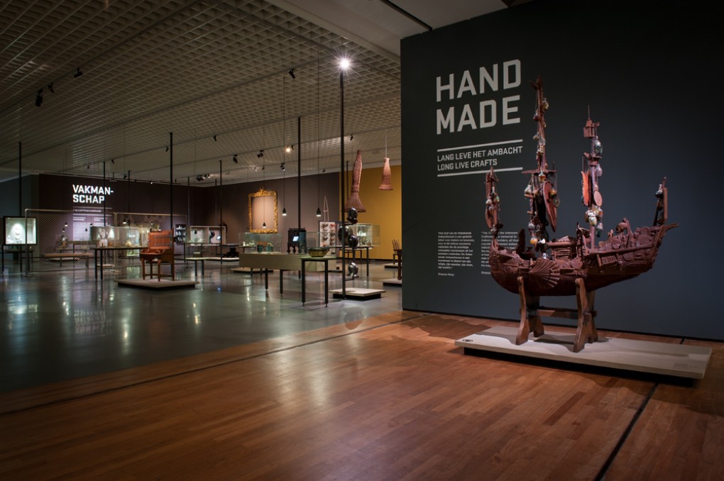 Zaaloverzicht van de tentoonstelling 'Hand Made - Lang leve het ambacht', 2013. Foto: Lotte Stekelenburg