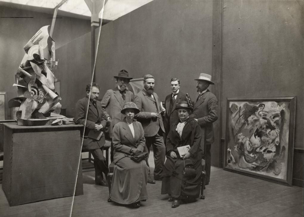 Afb. 3. Bestuur en tentoonstellingscommissie van de kunstenaarsvereniging De Onafhankelijken bij hun derde tentoonstelling (1913). Zittend op de voorgrond, rechts: Jacoba de Graaff, Nationaal Archief (Spaarnestad Photo)